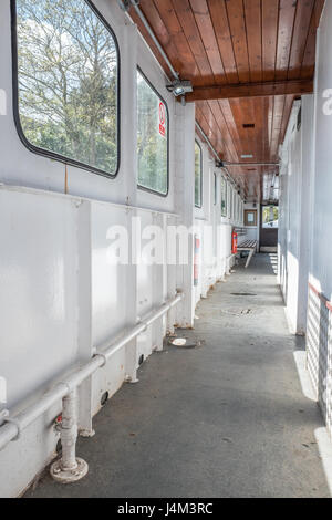 Fußgänger, Auto und Zyklus-Fähre, die Lake Windermere vom Ostufer in Bowness-on-Windermere Ferry House auf dem westlichen Ufer überquert Stockfoto