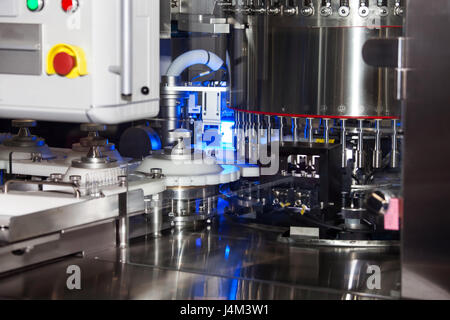 Automatische Ampulle Füllmaschine, Ausrüstung in der pharmazeutischen Industrie Stockfoto