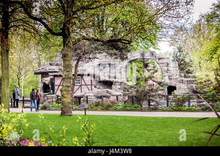 Amsterdam, Niederlande - April 2017: Besucher in Amsterdam City Zoo, Niederlande Stockfoto