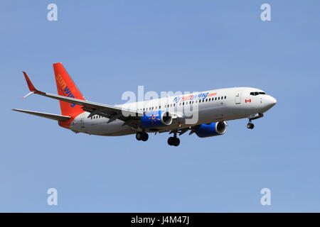 Sunwing Boeing 737 am Montreal Pierre Elliott Trudeau International Airport landen wird vorbereitet Stockfoto