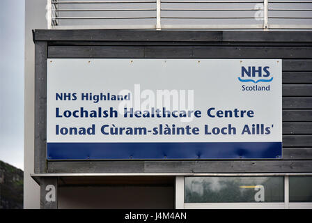 Schild. NHS Highland, Lochalsh Gesundheitszentrum, Bahnhofstraße, Kyle of Lochalsh, Ross und Cromarty, Schottland, Vereinigtes Königreich, Europa. Stockfoto