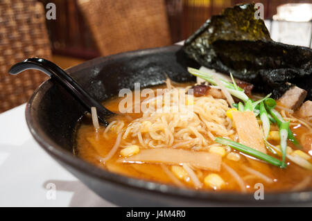 Konbu Miso Suppe Brühe mit Nudeln, Hot Pot Tofu, Schweinefleisch und Gemüse. Stockfoto