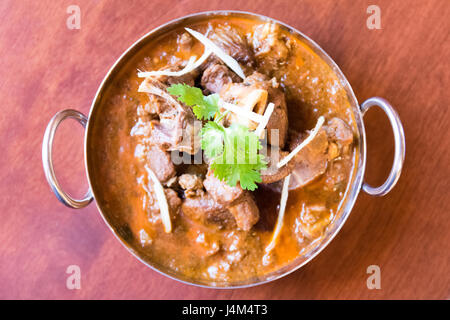 Ein Hammel Ziege roten Curry in traditionellen Stahl/Messing Schale vorbereitet. Stockfoto