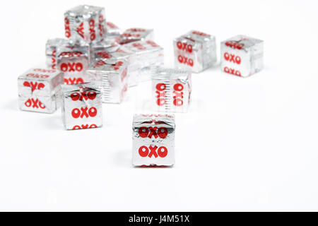 OXO-Brühwürfel in ihrer unverwechselbaren Silberfolie Wrapper erstmals 1910 hergestellt Stockfoto