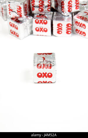 OXO-Brühwürfel in ihrer unverwechselbaren Silberfolie Wrapper erstmals 1910 hergestellt Stockfoto