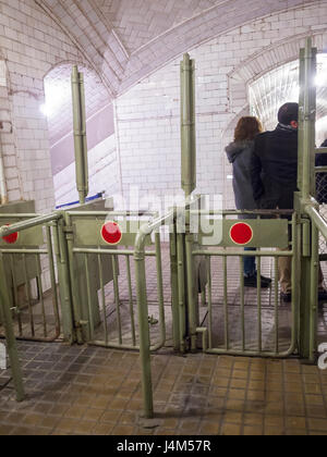 Tornos de Entrada En el Museo De La Antigua Estación de Metro de Chamberí de la Ciudad de Madrid, España. Stockfoto