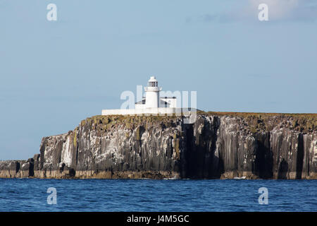 Inner Farne Leuchtturm an der Spitze der Klippe der Farne Islands vor der Küste von Northumberland in England. Stockfoto