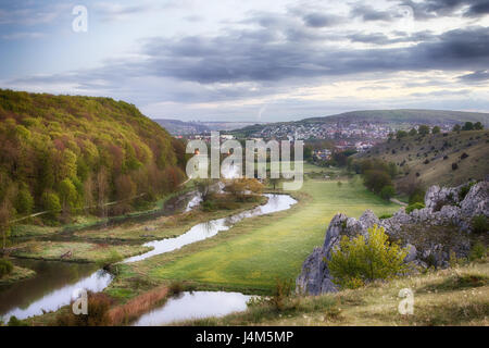 Panoramic, Vogelperspektive von Herbrechtingen und den Fluss Brenz im Tal (Eselsburger Tal) von den Hügeln am frühen Morgen. Stockfoto