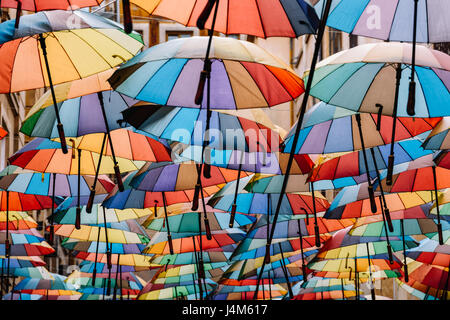 Bunte Regenschirme In Himmel hängen Stockfoto