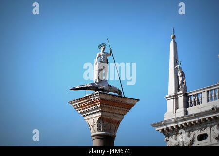 St. Theodor Statue auf eine Spalte auf der Piazza San Marco von Venedig in Italien - Colonne di San Teodoro Stockfoto