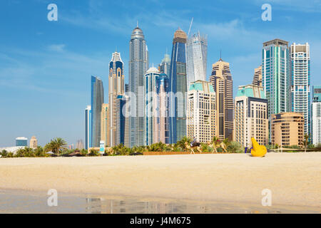 DUBAI, Vereinigte Arabische Emirate - 28. März 2017: The Marina erhebt sich vom Strand entfernt. Stockfoto