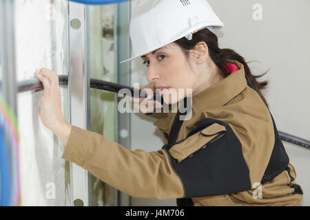 Klempner Frau Baumeister Befestigung Heizung System Rohre Stockfoto