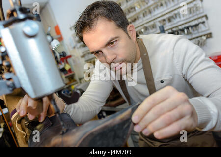Mit Nähmaschine Schuster Stockfoto