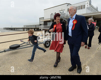 Labour-Chef Jeremy Corbyn Spaziergänge am Strand mit Labour-Kandidat Sonia Barker bei einer Veranstaltung der Kampagne in Lowestoft. Stockfoto