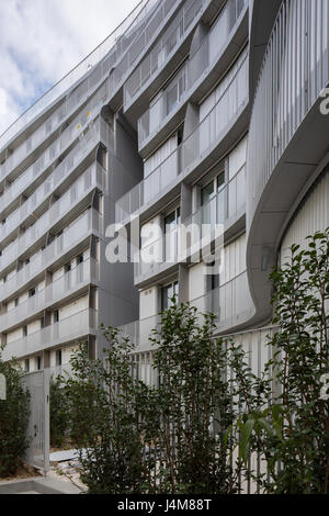 Fassade von außen betrachtet von zentralen Innenhof. Wohnungsbau, Quai Henri IV, Paris, Frankreich. Architekt: LIN, 2015. Stockfoto