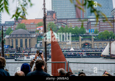 Hamburg-Dock-Geburtstag mit einer Menge von Schiffen und weißem Hintergrund Stockfoto