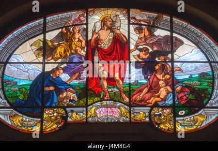 TURIN, Italien - 13. März 2017: Die Glasmalereien des guten Hirten in der Kirche Chiesa di Santo Tommaso durch aus dem Jahr 1903. Stockfoto