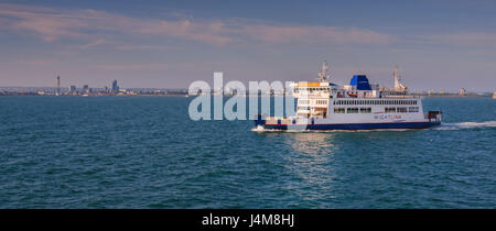 Wightlink Fähre St Faith auf die Portsmouth nach Fishbourne Weg als es Porstmouth verlässt. Stockfoto