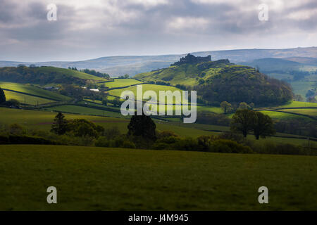 Dramatische Silhouette der Position Cennen Castle in die sanfte Landschaft Carmarthenshire, Wales, UK Stockfoto