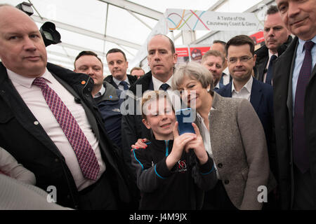 Premierminister Theresa May posiert für ein Selfie, bei einem Besuch der Balmoral Show in der Nähe von Lisburn in Nordirland, wo die Ausstellung tourte, steht und Besucher trafen sich im Rahmen ihrer Wahlkampftour. Stockfoto