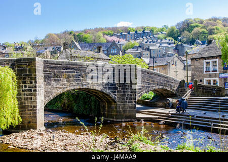 Hebden Beck unter der alten Lastesel Brücke in der Mitte der Pennine Mühle Stadt Hebden Bridge, West Yorkshire, Großbritannien Stockfoto