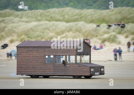 Kevin Nicks, aus Oxford, treibt seine "schnellste Schuppen", wie er auf die Straightliners "Top Speed kommt" Event im Pendine Sands, Wales, wo Reiter und Fahrer für Top konkurrieren-Geschwindigkeiten über eine gemessene Meile am Strand. Stockfoto