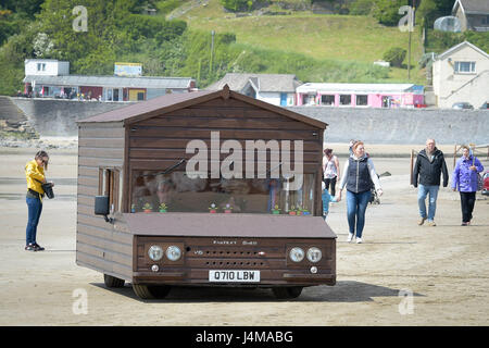 Kevin Nicks, aus Oxford, treibt seine "schnellste Schuppen", wie er auf die Straightliners "Top Speed kommt" Event im Pendine Sands, Wales, wo Reiter und Fahrer für Top konkurrieren-Geschwindigkeiten über eine gemessene Meile am Strand. Stockfoto