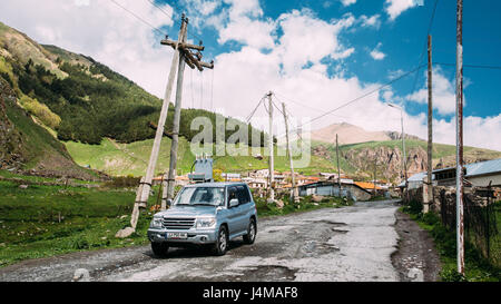 Stepantsminda zurGergeti, Georgien - 23. Mai 2016: Alte Mitsubishi Montero Pajero Geländewagen unterwegs im Dorf. Mitsubishi Pajero Sport ist eine Mid-Size SUV produzieren Stockfoto