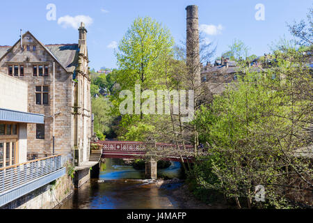 Hebden Beck läuft durch das Zentrum der Pennine Mühle Stadt Hebden Bridge, West Yorkshire, Großbritannien Stockfoto