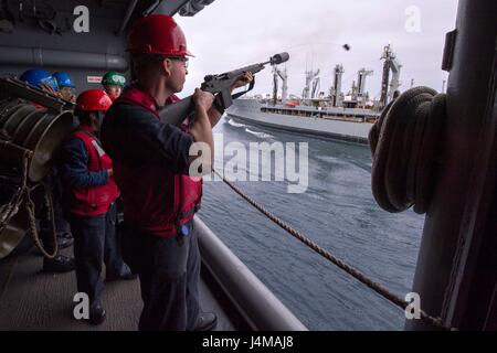 Seeleute an Bord des amphibischen Angriffsschiffs USS America (LHA 6) feuern während der COMPTUEX vor Südkalifornien am 11. Mai 2017 eine Schusslinie mit einer M-14-Bolo auf den Flottenöler USNS Henry J. Kaiser (T-AO 187) ab. Mit dieser Übung werden die ARG Amerika und die 15. MEU auf den Einsatz vorbereitet. Stockfoto