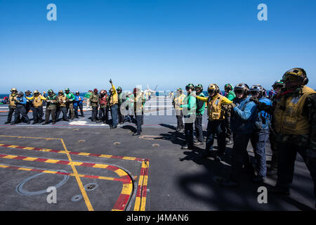 161002-N-EN247-016, die Pazifischen Ozean (2. Oktober 2016) Segler simulieren ein Löschangriff während einer mass Casualty Drill auf USS John C. Stennis (CVN-74) flight Deck. John C. Stennis ist im Gange Kompetenz und Durchhaltefähigkeit Training durchführen. (Foto: U.S. Navy Seemann Alexander P. Akre / veröffentlicht) Stockfoto