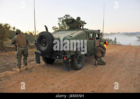 161110-N-XK513-385 Fort Hunter Liggett, Ca. (10. November 2016) - Segler, Naval Mobile Bau-Bataillon 18 (NMCB 18) zugewiesen zurückgegeben Feuer im Laufe der Evolution eine Ausbildung als Bestandteil einer Feld-Übung (FTX). NMCB 18 führt diese FTX als Teil ihrer Ausbildung Jahresbedarf und Einsatz bereit zu halten. (U.S. Navy Photo by Petty Officer 2. Klasse Ian Carver/freigegeben). Stockfoto