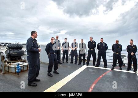 161110-N-XQ474-017 PHILIPPINENSEE (10. November 2016) Petty Officer 2. Klasse Jonathan Hobbs reenlists an Bord der Ticonderoga-Klasse geführte Flugkörper Kreuzer USS Chancellorsville (CG-62). Chancellorsville ist auf Patrouille in der Philippine Sea Carrier Strike Group Five (CSG 5) Unterstützung von Sicherheit und Stabilität in der Indo-Asien-Pazifik-Region. (Foto: U.S. Navy Petty Officer 2. Klasse Andrew Schneider/freigegeben) Stockfoto