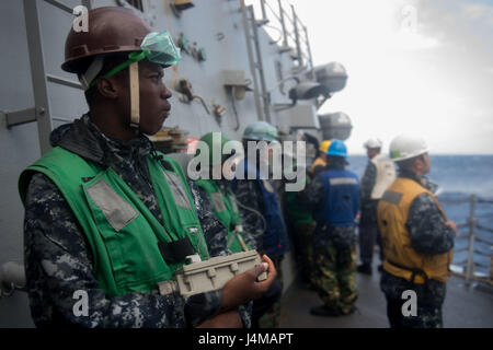 161107-N-NT265-140 PHILIPPINENSEE (7. November 2016) Segler vorwärts bereitgestellt Arleigh Burke-Klasse geführt-Zerstörer USS McCampbell (DDG-85) Standby während einer Auffüllung auf See mit dem Military Sealift Command Dry Cargo und Munition Schiff USNS Charles Drew (T-AKE 10) zugeordnet. McCampbell ist auf Patrouille in der Philippine Sea Carrier Strike Group Five (CSG 5) Unterstützung von Sicherheit und Stabilität in der Indo-Asien-Pazifik-Region. (Foto: U.S. Navy Petty Officer 2. Klasse Christian Senyk/freigegeben) Stockfoto