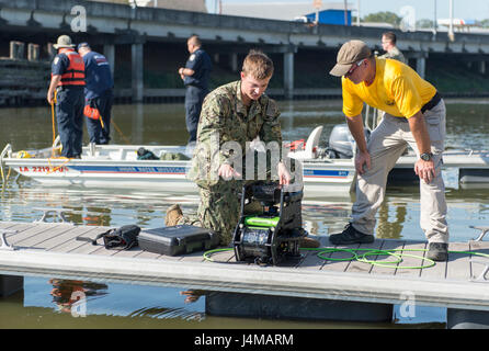 161104-N-SF508-170 BATON ROUGE, Louisiana (4. November 2016) Petty Officer 3. Klasse Darren Hauk, zugewiesen, Explosive Ordnance Entsorgung Group (EODGRU) 2, erklärt die Funktionen des Seabotix Remote betriebenen Fahrzeugs für ein Mitglied der East Baton Rouge Sheriff Office Dive Team während ein Gegenstand fachlichen Austausch im Rahmen von Baton Rouge Marine Woche 2016. Baton Rouge ist eines der ausgewählten Städten an Host 2016 Navy Woche, eine Sensibilisierung der US-Marine durch lokale Öffentlichkeitsarbeit, Zivildienst und Ausstellungen gewidmet. (Foto: U.S. Navy Petty Officer 2. Klasse Charles Oki/freigegeben) Stockfoto