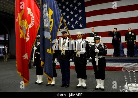 NEW YORK (13. November 2016) – Paraden der zeremoniellen Farben-Schutz der amphibischen Angriff Schiff USS Iwo Jima (LHD-7) die Farben während einer Aufnahme-Zeremonie an Bord Iwo Jima. Das Schiff kehrte vor kurzem von humanitären Hilfsmission nach Haiti in der Nachmahd des Hurrikans Matthew #USNavy #NYC #VeteransDay #Neverforget (Foto: U.S. Navy Petty Officer 3rd Class Gary J. Ward/freigegeben) Stockfoto