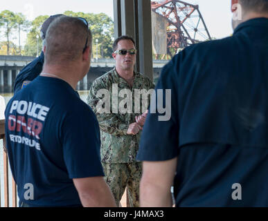 161104-N-SF508-269 BATON ROUGE, Louisiana (4. November 2016) Chief Petty Officer Josh Baker, zugewiesen, Explosive Ordnance Entsorgung Group (EODGRU) 2, erläutert Navy Tauchen Verfahren mit Mitgliedern der Baton Rouge-Polizei-Abteilung Dive Team während ein Gegenstand fachlichen Austausch im Rahmen von Baton Rouge Marine Woche 2016. Baton Rouge ist eines der ausgewählten Städten an Host 2016 Navy Woche, eine Sensibilisierung der US-Marine durch lokale Öffentlichkeitsarbeit, Zivildienst und Ausstellungen gewidmet. (Foto: U.S. Navy Petty Officer 2. Klasse Charles Oki/freigegeben) Stockfoto