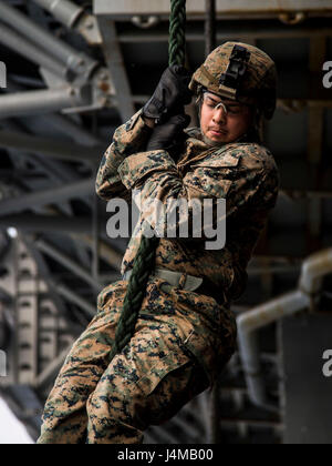 USS MAKIN ISLAND, auf hoher See (8. November 2016) – A Marine Battalion Landing Team 1. BN, 4. Marines, 11. Marine Expeditionary Unit, rutschen nach unten ein schnell-Seil während Hubschrauber Seil Aussetzung Technik (HRST) Ausbildung an Bord der USS Makin Island (LHD 8), während flott in den Pazifischen Ozean, 8. November 2016 durchgeführt. Fast-roping, zusammen mit Abseilen und speziellen Zweck einsetzen/Extraktion (SPIE) Takelage, sind alle HRST-Methoden verwendet, um schnell und taktisch einfügen oder extrahieren Marines durch, auf oder aus einem bestimmten Landeplatz von Flugzeugen. Die 11. MEU, Bestandteil der Makin Island amphibische bereit Stockfoto