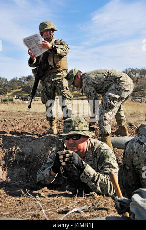 161104-N-XK513-205 Fort Hunter Liggett, Ca. (4. November 2016) - Segler, Naval Mobile Bau-Bataillon 18 (NMCB 18) zugewiesen legen ihre Feld des Feuers für eine defensive kämpfende Grube als Bestandteil einer Feld-Übung (FTX). NMCB 18 führt diese FTX als Teil ihrer Ausbildung Jahresbedarf und Einsatz bereit zu halten. (U.S. Navy Photo by Petty Officer 2. Klasse Ian Carver/freigegeben). Stockfoto