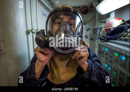 161109-N-UF697-018 PHILIPPINENSEE (9. November 2016) Petty Officer 3rd Class Remigio Vallin, zugeordnet nach vorne bereitgestellt Arleigh Burke-Klasse geführte Flugkörper Zerstörer USS Barry (DDG-52), dons ein Feuerwehr-Ensemble während einer allgemeinen Viertel Drill als Teil des scharfen Schwert 17 (KS17). KS17 ist eine Biennale, Vorsitzender von der unter der Regie der Joint Chiefs Of Staff, US Pacific Command-geförderten Bereich Training Übung (FTX). KS17 dient zur gegenseitigen Verteidigung Ziele durch zunehmende Kampfbereitschaft und Interoperabilität zwischen Japan Self-Defense Forces (JSDF) und US-Streitkräfte. Barry ist auf Patrouille mit Ca Stockfoto