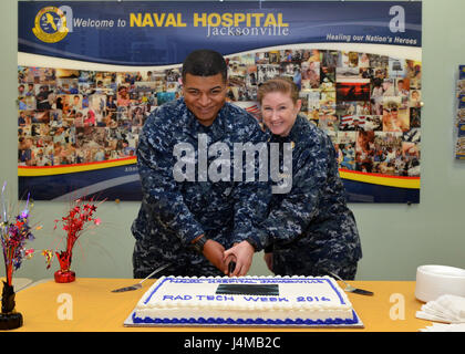 JACKSONVILLE, Florida (7. November 2016) – Petty Officer 3rd Class Pierre Jean-Gilles (links) und Senior Chief Petty Officer Michelle Hopson, vertreten die meisten junior- und senior Radiologie Techniker in Jacksonville Naval Hospital (NH), schneiden Sie den zeremoniellen Kuchen bei einer nationalen radiologische Technology Week-Feier. Feiert seinen 75. Geburtstag in diesem Jahr NH Jacksonville Priorität seit seiner Gründung im Jahr 1941 zu Helden der Nation heilen und ihre Familien. (US Navy Foto von Jacob Sippel, Naval Hospital Jacksonville Public Affairs/freigegeben). Stockfoto