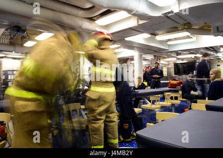 161109-N-FP878-128MEDITERRANEAN Meer (9. November 2016) Segler Don Brandbekämpfung Ensembles während einer Klasse Bravo Räumungsübung an Bord USS Ross (DDG 71) 9. November 2016.  Ross, ein Zerstörer der Arleigh-Burke-Klasse-geführte Flugkörper in Rota, Spanien, nach vorne bereitgestellt führt Marinebetriebe in den USA 6. Flotte Bereich der Maßnahmen zur Erhöhung der Sicherheit der Vereinigten Staaten in Europa und Afrika interessiert. (Foto: U.S. Navy Petty Officer 1st Class Theron J. Godbold/freigegeben) Stockfoto