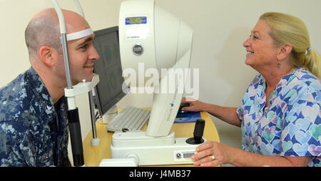 JACKSONVILLE, Florida (8. November 2016) – Denise Keenan, eine zertifizierte ophthalmologischen Assistent am Naval Hospital Jacksonville Karten die Hornhaut von Petty Officer 1. Klasse Seth Farlow in Vorbereitung zur refraktiven Chirurgie. Ophthalmologische Medizintechniker Woche ist eine gemeinsame Aktivität von der Joint Commission on Alliierten Gesundheitspersonal in der Augenheilkunde und der Vereinigung von Fachpersonal in Augenheilkunde, Inc. (US-Marine Foto von Jacob Sippel, Naval Hospital Jacksonville Public Affairs/freigegeben). Stockfoto
