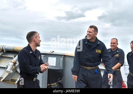 161110-N-XQ474-011 PHILIPPINENSEE (10. November 2016) Kapitän Wilson Marks, Kommandierender Offizier an Bord der Ticonderoga-Klasse geführte Flugkörper Kreuzer USS Chancellorsville (CG-62) spricht mit Petty Officer 2. Klasse Jonathan Hobbs vor Beginn seiner Neueintragung. Chancellorsville ist auf Patrouille in der Philippine Sea Carrier Strike Group Five (CSG 5) Unterstützung von Sicherheit und Stabilität in der Indo-Asien-Pazifik-Region. (Foto: U.S. Navy Petty Officer 2. Klasse Andrew Schneider/freigegeben) Stockfoto