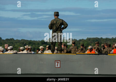 US-Marines und Segler und königliche kambodschanische Marineseeleute bereiten, von Ream Naval Base, Sihanoukville, Kambodscha, 3. November 2016 starten. Die Marines und Segler beteiligt eine kulminierende Fall die amphibische Landung, medizinische Behandlung und Wasseraufbereitung während flott Bereitschaft Zusammenarbeit und Ausbildung (CARAT) 16 enthält. Karat-2016 ist eine neun-Land, bilaterale Übung zwischen den Vereinigten Staaten Bangladesch, Brunei, Kambodscha, Indonesien, Malaysia, Singapur, den Philippinen, Thailand und Timor-Leste. Diese Phase der CARAT konzentriert sich auf die Partnerschaften zwischen den Kräften von der Stockfoto