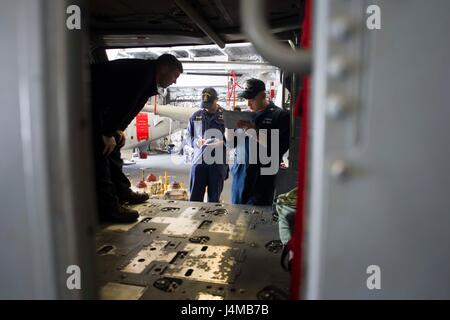 170119-N-WV703-007 CHANGI NAVAL BASE, Singapur (19. Januar 2017) Luftfahrt Elektriker Mate 2. Klasse Mark Kelly, links, eingetragene Luftfahrt-Kriegsführung-Experte (EHB) bietet Training auf einem MH-60 s Sea Hawk Hubschrauber zu den Seeleuten an Bord littoral combat Ship USS Coronado (LCS-4). Derzeit auf eine Rotations-Bereitstellung zur Unterstützung der Asien-Pazifik auszugleichen ist Coronado ein schnell und wendig Kriegsschiff auf Patrouille der Region Litorale und Rumpf-Rumpf mit Partner marinen, die 7. US-Flotte mit den flexiblen Fähigkeiten braucht es jetzt und in Zukunft zu arbeiten. (U.S. Navy Photo von Masse Communicatio Stockfoto