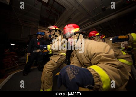 170208-N-IK431-037 NEWPORT NEWS, Virginia (8. Februar 2017) Segler bilden die Grundlagen des Umgangs mit Feuerwehrschläuche in allgemeinen Quartalen an Bord Flugzeugträger der Nimitz-Klasse USS Abraham Lincoln (CVN-72). Allgemeine Viertel Bohrer wird verwendet, um tatsächliche Opfer zu simulieren und trainieren Segler wie Sie richtig reagieren auftreten sollte. (Foto: U.S. Navy Mass Communication Specialist 3. Klasse Aaron T. Kiser/freigegeben) Stockfoto