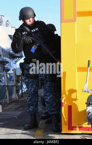 170224-N-KP948-093 PLYMOUTH, Vereinigtes Königreich (24. Februar 2017) - USS Donald Cook (DDG-75) Segler beteiligen eine Anti Terror erzwingen Schutz Bohrer während Flag Officer Sea Training 2017, 24. Februar. Donald Cook, ein Zerstörer der Arleigh-Burke-Klasse-geführte Flugkörper in Rota, Spanien, nach vorne bereitgestellt führt Marinebetriebe in den USA 6. Flotte Bereich der Maßnahmen zur Erhöhung der Sicherheit der Vereinigten Staaten in Europa und Afrika interessiert. (Foto: U.S. Navy Mass Communication Specialist 3. Klasse Alyssa Wochen/freigegeben) Stockfoto