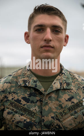 CPL. Triston J. Morrison-Price, ein MG-Schütze mit Waffen Firma, 3d Bataillon, 8. Marine Regiment, Tuscaloosa, Alabama, kommt auf der Kadena Air Base auf der Insel Okinawa, Japan, 14. Februar 2017 als Bestandteil der Einheit-Deployment-Programm. Space-Marines und Segler werden alle nach vorne auf 4. Marine Regiment, 3d Marine Division III. Marine Expeditionary Force bereitgestellt. (Foto: U.S. Marine Corps CPL Amaia Unanue) Stockfoto