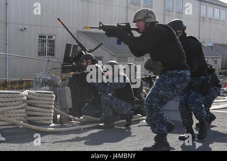 170224-N-KP948-215 PLYMOUTH, Vereinigtes Königreich (24. Februar 2017) - USS Donald Cook (DDG-75) Segler beteiligen eine Anti Terror erzwingen Schutz Bohrer während Flag Officer Sea Training 2017, 24. Februar. Donald Cook, ein Zerstörer der Arleigh-Burke-Klasse-geführte Flugkörper in Rota, Spanien, nach vorne bereitgestellt führt Marinebetriebe in den USA 6. Flotte Bereich der Maßnahmen zur Erhöhung der Sicherheit der Vereinigten Staaten in Europa und Afrika interessiert. (Foto: U.S. Navy Mass Communication Specialist 3. Klasse Alyssa Wochen/freigegeben) Stockfoto